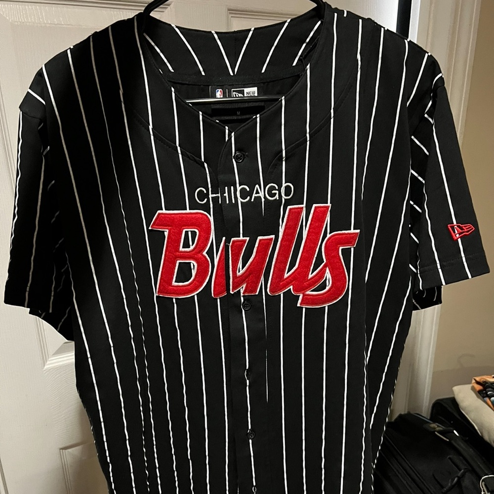 Bulls script jersey new era size M